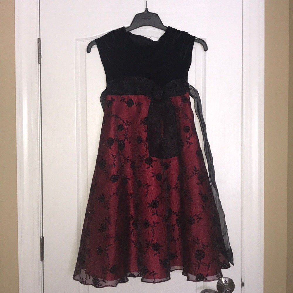 Holiday girls size 7/8 dress. Worn twice.